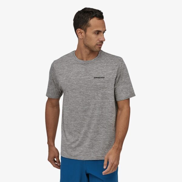 Patagonia_Cap_Cool_Daily_Graphic_shirt_feather_grey_Model