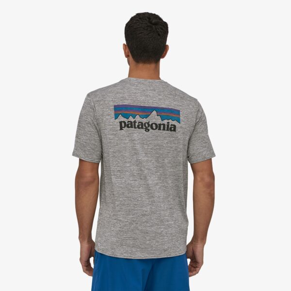 Patagonia_Cap_Cool_Daily_Graphic_shirt_feather_grey_Model_Back